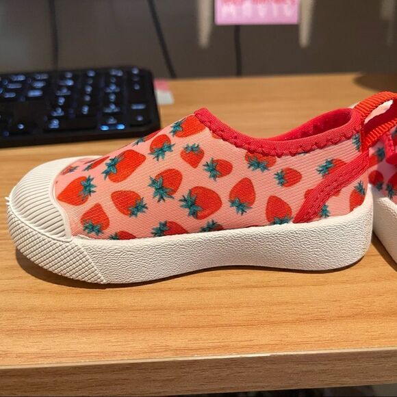 NWOT DSG water shoes strawberries size 4 - Picture 11 of 11